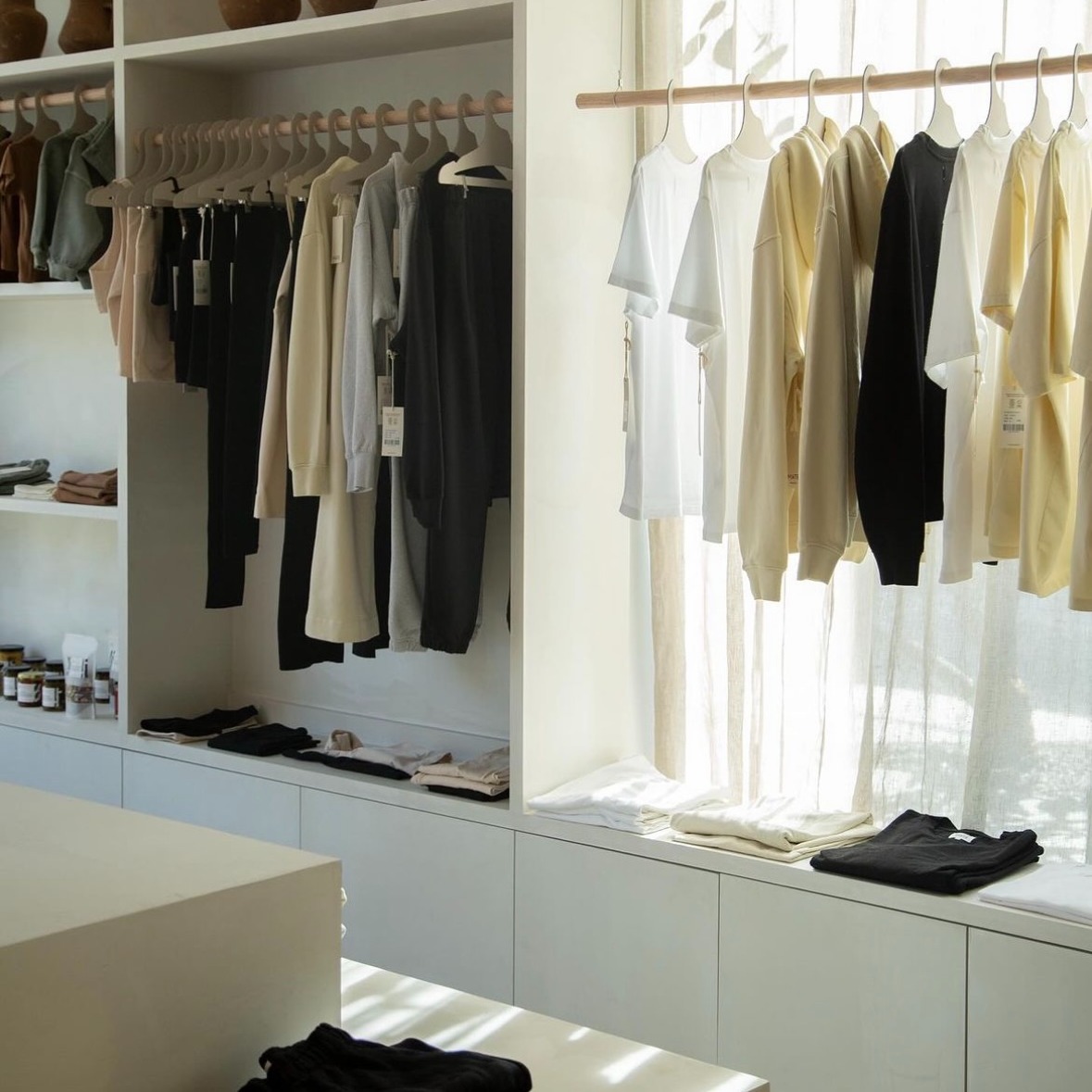 ブティック店内、洋服が並ぶラック