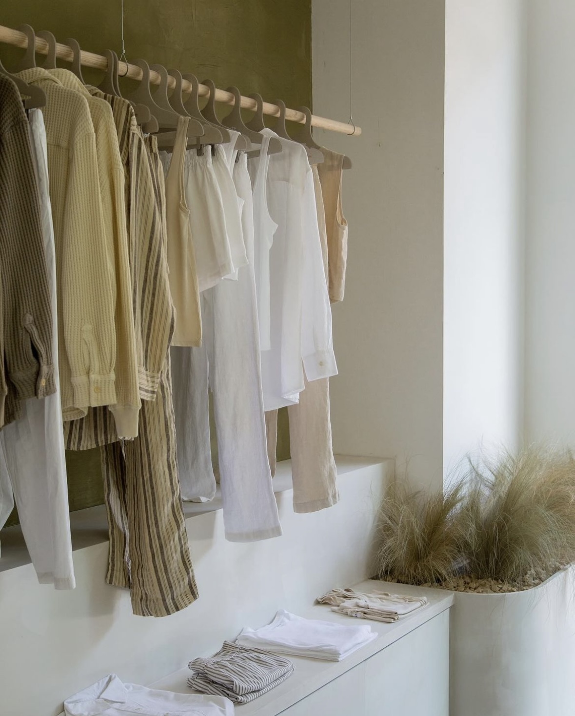 店舗でハンガーに服が掛かっている実使用シーン